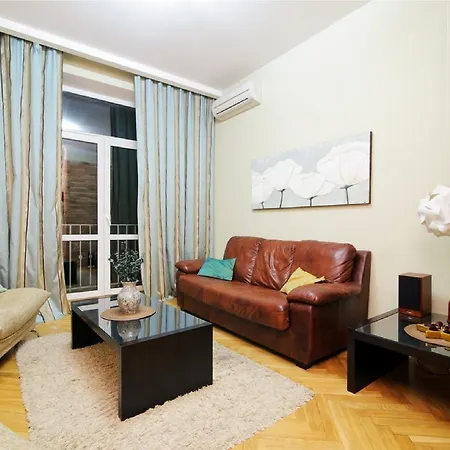 Apartament 33 *